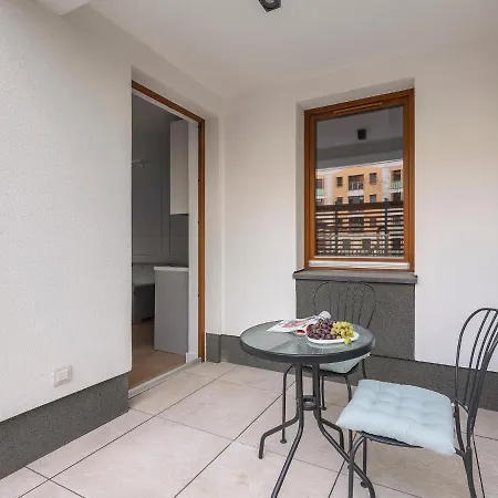 Апартаменти Yoursecondflat Grzybowska Metropoint